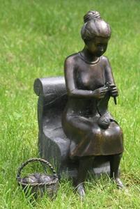Kleine Bronzefigur einer sitzenden Frau. Bronzeskulpturen, bronzestatuette